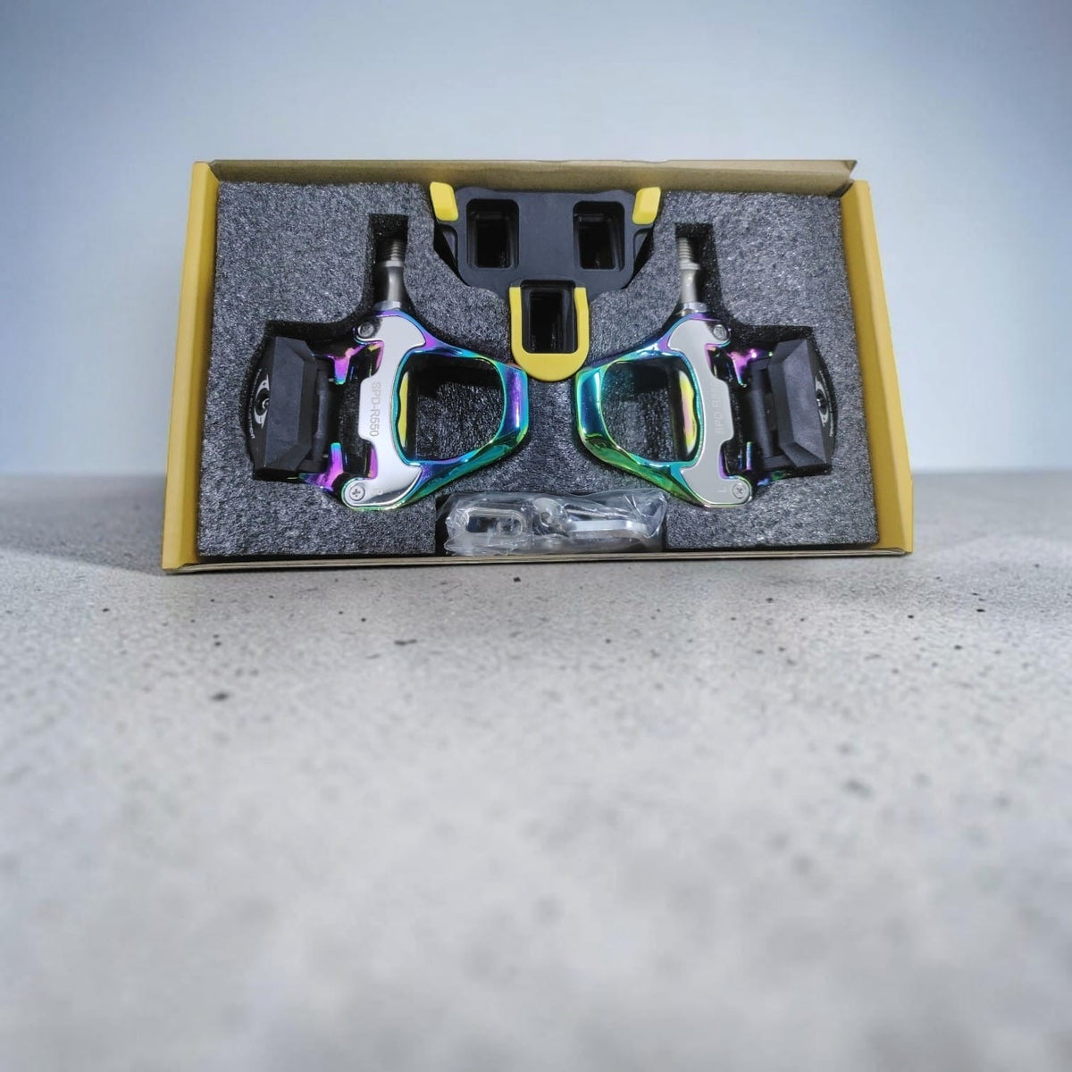 Elsier road cycling pedals with matching cleats included in the combo